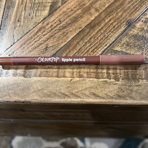 New assortment of lip and eye liners. - Picture 6 of 15